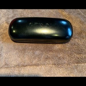 Gucci black sunglasses case for medium sized sunnies!